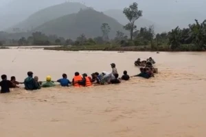 Bắc dây thừng qua sông, sơ tán 200 hộ dân khỏi vùng có nguy cơ sạt lở