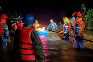 Người dân bám dây cáp vượt suối, sơ tán khỏi vùng lũ trong đêm