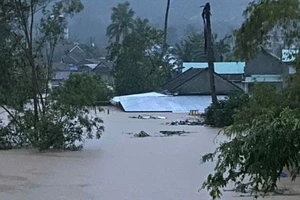 Nước ngập lút mái nhà ở Đắk Lắk, thủy điện Sông Ba Hạ xả lũ lưu lượng lớn