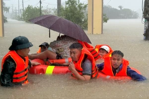 Video công an, bộ đội dầm mình dưới mưa đưa bà bầu và trẻ nhỏ vượt lũ