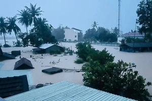 Nước lũ ngập tới nóc nhà ở Đắk Lắk, xuyên đêm sơ tán dân