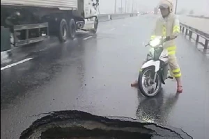 Video: Hố sâu cùng dòng nước xoáy lạ xuất hiện trên quốc lộ 1 ở Đắk Lắk