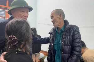 Phó Thủ tướng Nguyễn Hòa Bình thăm hỏi, động viên người dân vùng lũ