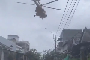 Video: Trực thăng tiếp tế lương thực cho người dân vùng lũ