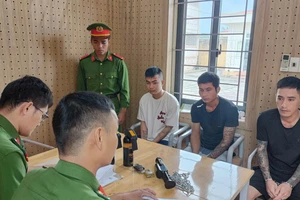 Không 'chiều' khách, nữ nhân viên quán karaoke bị xích chân, đánh đập