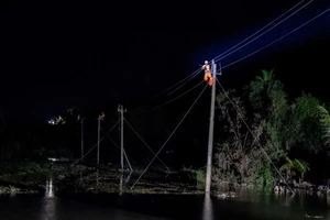 Nỗ lực khắc phục để sớm cấp điện, nước giúp dân tái thiết cuộc sống sau mưa lũ