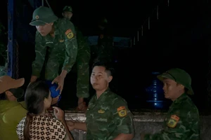 Đắk Lắk: Đồn Biên phòng Xuân Đài lập 'ATM nước sạch' giúp dân vùng lũ