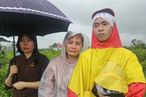 Những đứa trẻ mồ côi sau mưa lũ