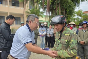 Người dân vùng lũ cảm ơn tấm lòng 'lá lành đùm lá rách' của bạn đọc báo Pháp Luật TP.HCM