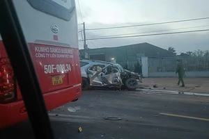 Xe khách và xe con đối đầu khiến 3 người thương vong tại Lâm Đồng