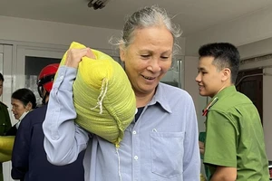 Công an phường Tuy Hòa phối hợp cùng doanh nghiệp hỗ trợ người dân vùng lũ