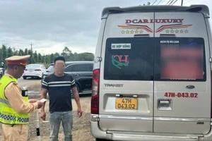 Người dân quay video gửi cảnh sát, 2 tài xế xe khách vượt ẩu bị phạt