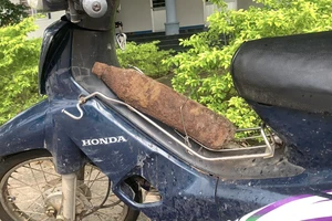 Thấy vật nghi đạn pháo, thanh niên chở thẳng đến giao nộp công an