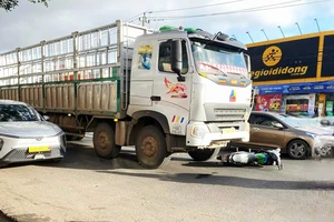 Xe tải chạm xe máy ở ngã tư, vợ mất chồng bị thương nặng