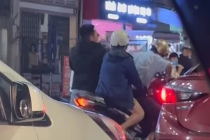 Nam thanh niên đánh người khi dừng xe chờ tàu