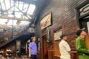 Khám nghiệm hiện trường vụ cháy có dấu hiệu phóng hỏa đốt nhà