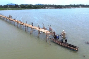 'Người nhái' ngụp lặn làm lại cầu gỗ dài nhất Việt Nam ở Đắk Lắk