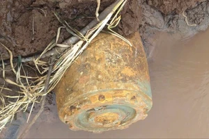 Người dân đi câu cá phát hiện quả bom hơn 300 kg bên bờ suối