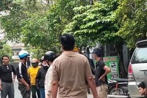 Dùng dao tấn công bạn của mẹ ngay tại nhà vì mâu thuẫn