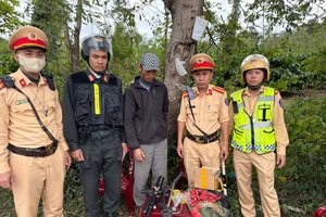 Cảnh sát phát hiện súng trên xe đầu kéo, tài xế khai mua về bắn chim