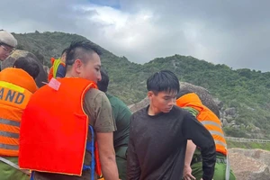 Video cứu 2 du khách nước ngoài bị sóng biển đánh dạt vào hốc đá 