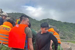 2 du khách bị sóng cuốn vào hốc đá khi tắm biển