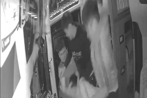 Điều tra vụ nhóm người lao lên xe khách hành hung phụ xe