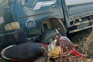 Xe tải tự trôi, tông chết bé gái 10 tuổi