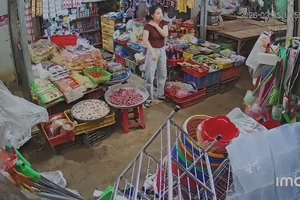 Cô gái kể lý do ngất xỉu khi nhìn vào điện thoại 2 phụ nữ lạ