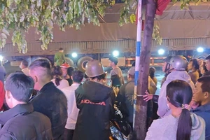 Xe đầu kéo chuyển hướng không đúng ở vòng xuyến khiến hai người thương vong