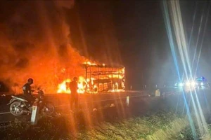 Video xe khách chở 44 người bất ngờ bốc cháy