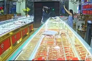 Truy tìm người đàn ông bịt mặt xông vào tiệm vàng với biểu hiện lạ