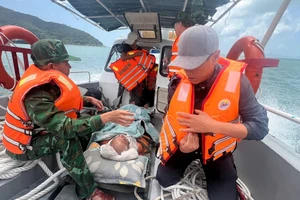 Biên phòng cửa khẩu cảng Vũng Rô cấp cứu thuyền viên bất tỉnh trên biển