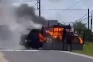 Clip xe tải bốc cháy, tài xế lùi ô tô xuống mương nước để dập lửa