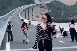 Đắk Lắk: Nhiều cô gái đổ xô đến cầu Kỳ Lộ chụp hình, nhà chức trách cảnh báo nguy hiểm