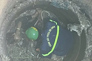 Cảnh sát giải cứu bé trai rơi xuống giếng bỏ hoang