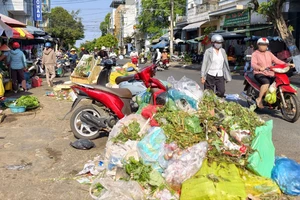 Tiểu thương chợ Thành Công khốn đốn vì rác không được thu gom, bốc mùi hôi thối