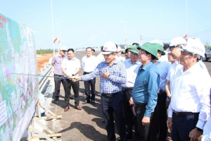 Phó thủ tướng kiểm tra thực tế dự án đường kết nối với cao tốc ở Đắk Lắk