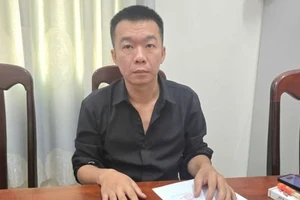 Bị can dàn cảnh bán đá thiên thạch, cướp 1,5 tỉ đồng từ Campuchia về đầu thú