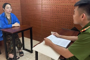 Khởi tố 1 phụ nữ mạo danh công an, chiếm đoạt tiền của người bán sầu riêng