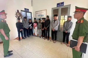 2 thiếu nữ cùng nhóm học sinh mang hung khí đánh nhau vì mâu thuẫn