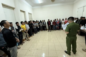 Tạm giữ 40 người đánh bạc dưới hình thức câu cá tại Đắk Lắk