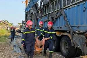 Xe container va chạm xe máy, 3 người tử vong