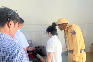 CSGT Lâm Đồng kịp thời chở một phụ nữ có biểu hiện đột quỵ đi cấp cứu tại bệnh viện