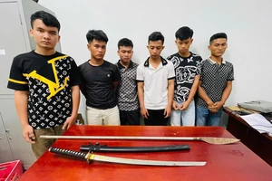 Tạm giữ hình sự nhóm thanh thiếu niên mang dao chặn đánh người vì tiếng nẹt pô xe máy