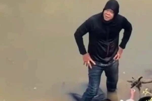 Người giao hàng kịp cứu cô gái nhảy cầu Sêrêpốk