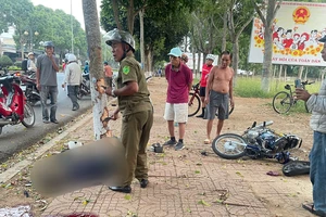 Xe máy chở 3 tông vào gốc cây, 2 người tử vong