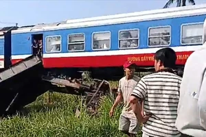 Công nông băng qua đường sắt bị tàu tông trúng, 1 người tử vong