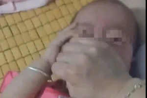 Mẹ bóp miệng, mũi con gái để chọc tức chồng hờ