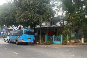 Xe khách vô cớ 'nằm lì' trước nhà dân nhiều tháng liền